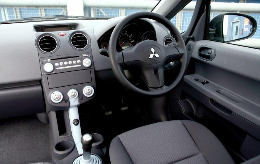 Интерьер Mitsubishi Colt 5-Door 2004 года  (UK) (фото 31 из 33)